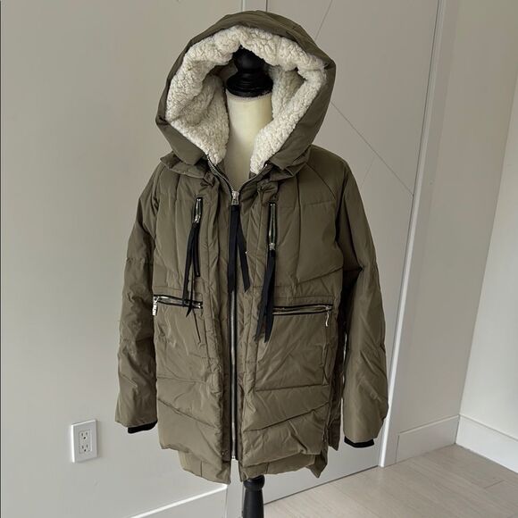 Green Hooded Puffer Jacket for Cold Weather - Picture 1 of 10